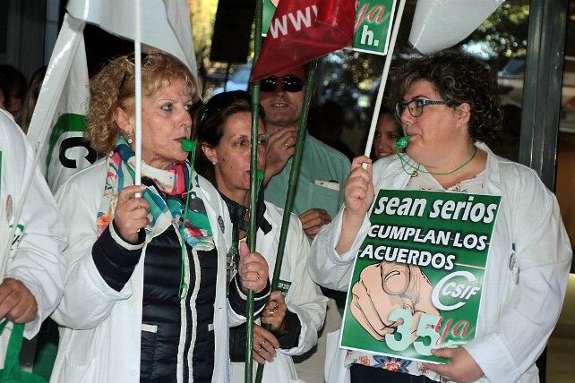 Peio García / ICAL Concentración convocada por UGT, CCOO y CSIF a las puertas del Hospital de León