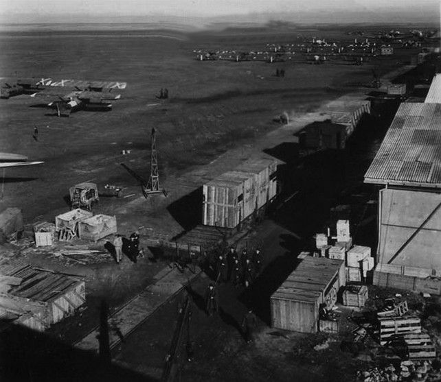 Imagen inédita de descargas del Tren de la Aviación en la base aérea de León durante la Guerra Civil.
