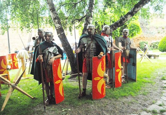 Legionarios romanos en el campamento del Cid en el Natalicio del Águila. Foto: Uribe.