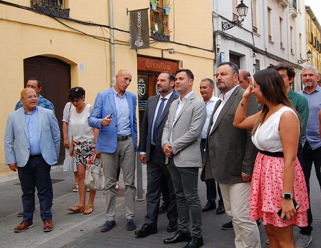El flamante alcalde socialista, José Antonio Diez, dio la bienvenida al Ministro Ábalos. Foto: Uribe.