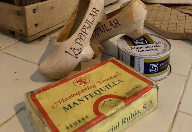 Antiguos envases de mantequilla auténticos en la fábrica de La Popular de Sosas de Laciana, que aún produce y vende.