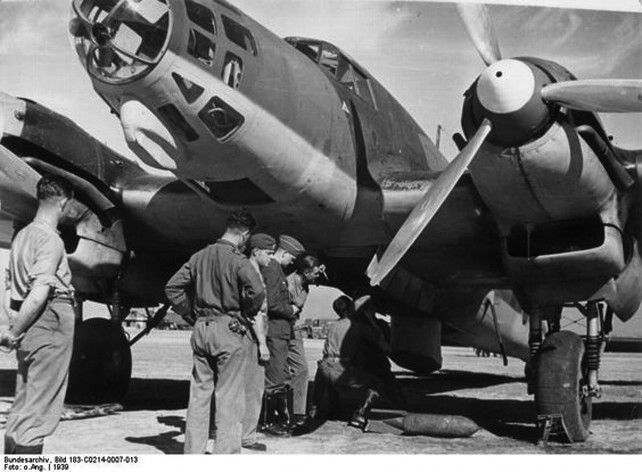 Un Heinkel He 111 de la Legión Cóndor cargando bombas. // Bundesarchiv