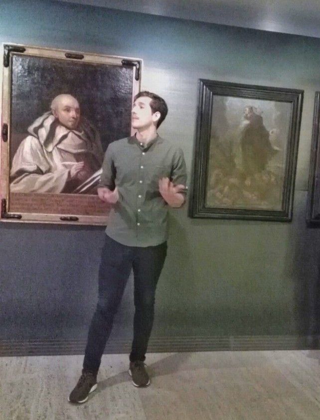 Adrián Suárez, historiador del arte, presentando una exposición en un museo