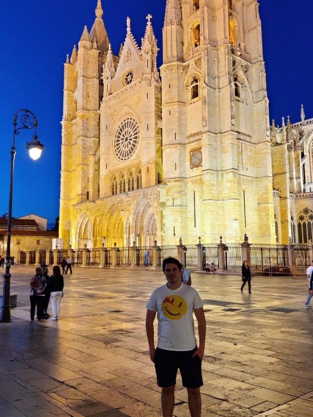 Adrián Coca, frente a la Catedral de León