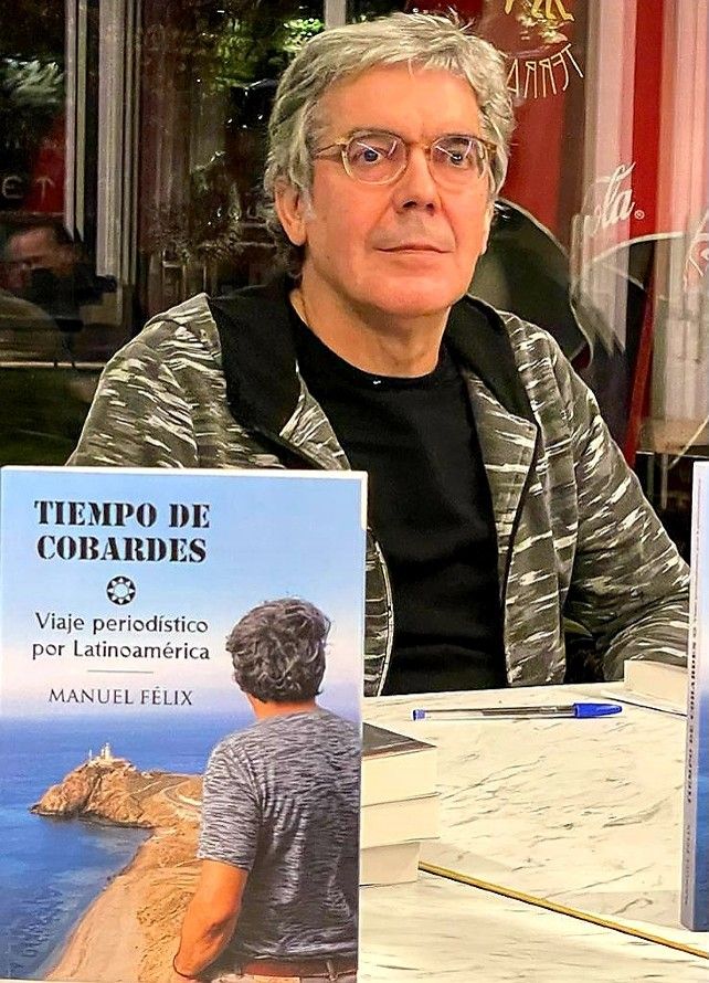 Manuel Félix López con su libro 'Tiempo de cobardes'. 