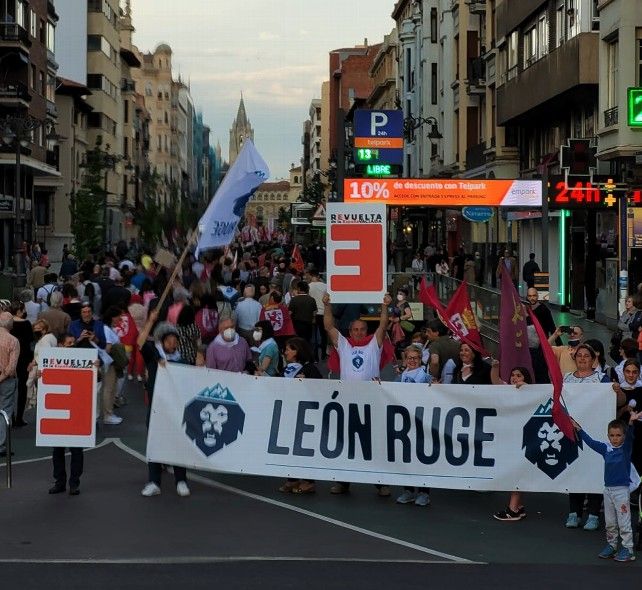 El colectivo de León Ruge en Ordoño II durante la manifestación por León.