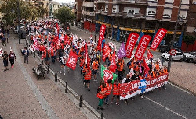 Manifestantes en una de las calles de la capital del Bierzo. // César Sánchez / ICAL