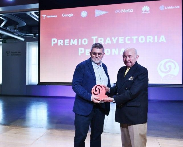 Mario Tascón recibe el Premio 2022 a la Trayectoria Personal. 